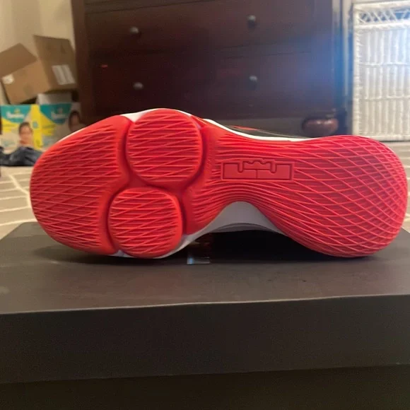 Lebron witness V black,red and white size 7.5 mens - Picture 2 of 7